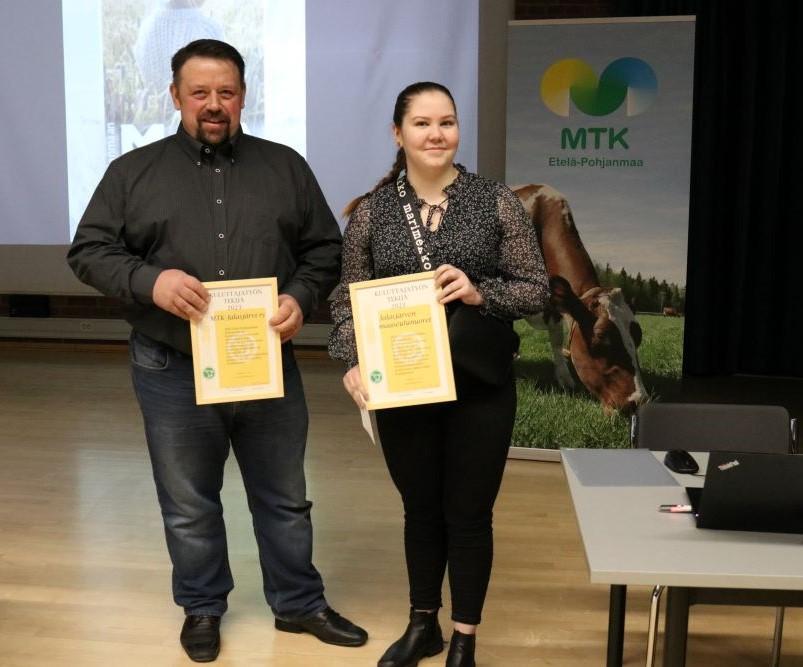 MTK Jalasjärvi ja Jalasjärven maaseutunuoret palkittiin hyvästä kuluttajatyöstä. Palkinnon ottivat vastaan Arto Viitala ja Henna Kivioja. 